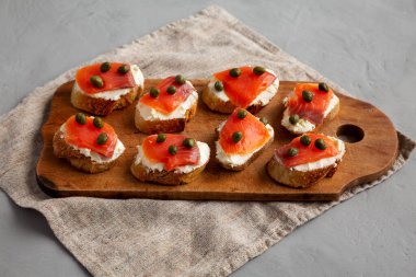 Ev yapımı füme balık ve krem peynirli crostini tahtadan yapılmış, düşük açılı.. 