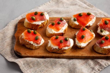 Ev yapımı füme balığı ve krem peynirli crostini Tahta üzerinde, yan manzara. 