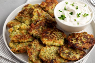 Tabakta ev yapımı Brokoli peynirli börek, yan görüş. Yakın plan..