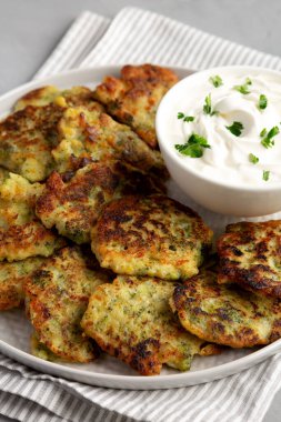 Tabakta ev yapımı Brokoli peynirli börek, yan görüş. Yakın plan..