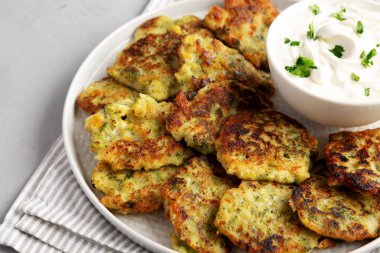 Tabakta ev yapımı Brokoli peynirli börek, yan görüş. Yakın plan..