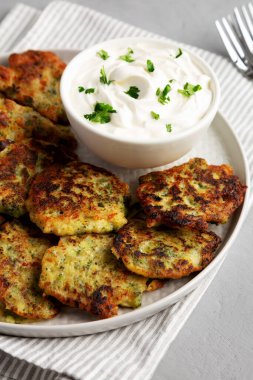 Tabakta ev yapımı Brokoli peynirli börek, yan görüş. Yakın plan..