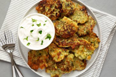 Ev yapımı Brokoli peynirli börek, en iyi manzara. Dümdüz, tepeden, yukarıdan.