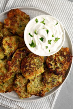 Ev yapımı Brokoli peynirli börek, en iyi manzara. Dümdüz, tepeden, yukarıdan.