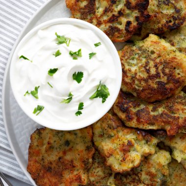 Ev yapımı Brokoli peynirli börek, en iyi manzara. Dümdüz, tepeden, yukarıdan.