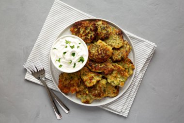 Ev yapımı Brokoli peynirli börek, en iyi manzara. Dümdüz, tepeden, yukarıdan.