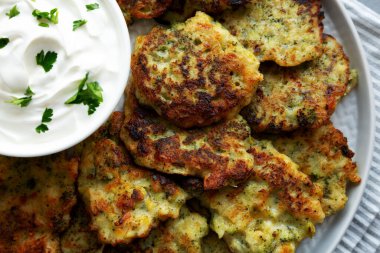 Ev yapımı Brokoli peynirli börek, en iyi manzara. Dümdüz, tepeden, yukarıdan. Yakın plan..