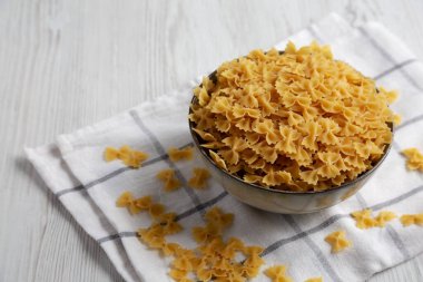 Kuru İtalyan Mini Farfalle Makarnası Pişirmeye Hazır. Metin için boşluk.