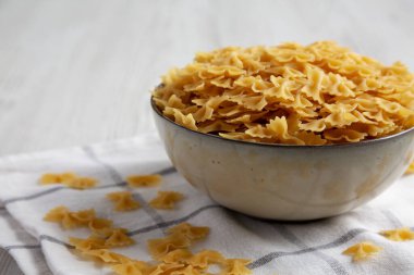 Kuru İtalyan Mini Farfalle Makarnası Pişirmeye Hazır. Yakın plan..