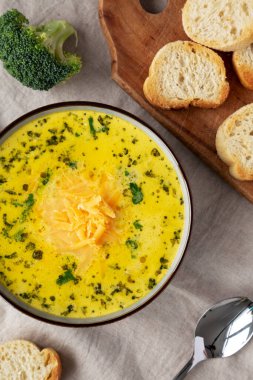 Ev yapımı Brokoli ve Çedar Çorbası, en iyi manzara. Dümdüz, tepeden, yukarıdan.