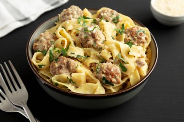 Siyah arka planda, İsveç Köfteli Köfte Makarnası..