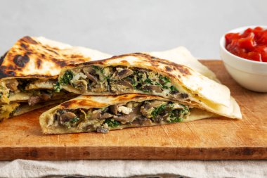 Ev yapımı ıspanak ve yanında salsa soslu mantarlı Quesadilla. Yakın plan..