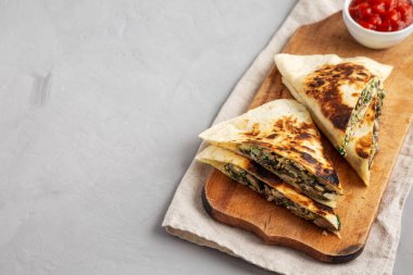 Ev yapımı ıspanak ve yanında salsa soslu mantarlı Quesadilla. Metin için boşluk.