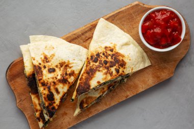 Ev yapımı ıspanak ve salsa soslu mantarlı Quesadilla. Dümdüz, tepeden, yukarıdan. 