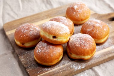 Tahta tahtada pudra şekerli ev yapımı kayısı, Polonya Paczki Donutu..