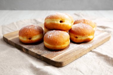 Tahta tahtada pudra şekerli ev yapımı kayısı, Polonya Paczki Donutu.. 