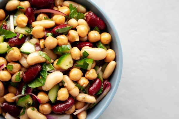 Ev yapımı Üç Fasulye Salatası, en iyi manzara. Dümdüz, tepeden, yukarıdan. Boşluğu kopyala.