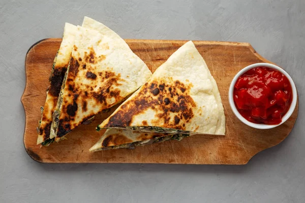 Ev yapımı ıspanak ve salsa soslu mantarlı Quesadilla. Dümdüz, tepeden, yukarıdan. 