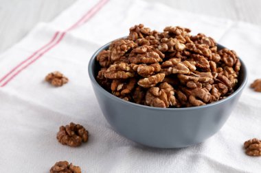 Tabakta çiğ organik ceviz, yan görüş. Boşluğu kopyala.