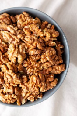 Tabakta çiğ organik ceviz, harika bir manzara. Dümdüz, tepeden, yukarıdan.