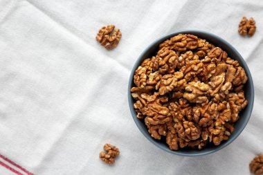 Tabakta çiğ organik ceviz, harika bir manzara. Dümdüz, tepeden, yukarıdan. 