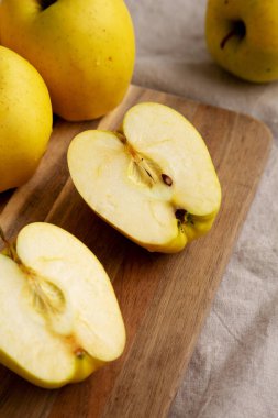 Çiğ organik altın elmalar yemeye hazır, düşük açılı görünüm. 