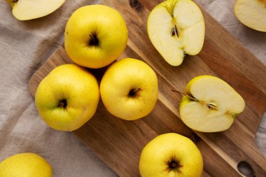 Çiğ organik altın elmalar yemeye hazır, üst manzara. Dümdüz, tepeden, yukarıdan.