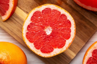 Tahta üzerinde organik kırmızı yakut greyfurt, üst manzara. Yukarıdan, dümdüz yatıyordu. Yakın plan..