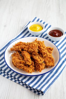 Ev yapımı Hardal ve mangal soslu tavuk şeritleri, düşük açılı..