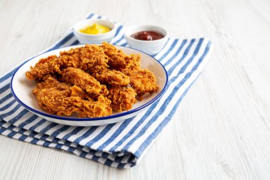 Hardallı ev yapımı tavuk şeritleri ve bir tabakta barbekü, yan manzara. Metin için boşluk.