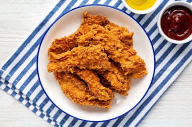 Hardallı ev yapımı tavuk şeritleri ve bir tabakta barbekü, üst manzara. Dümdüz, tepeden, yukarıdan. 