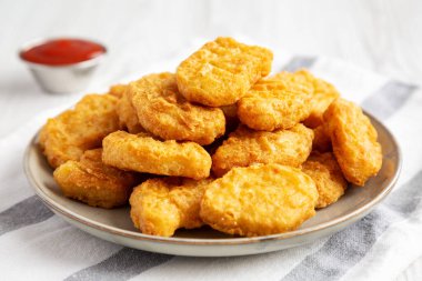 Ev yapımı ketçaplı tavuk nugget, düşük açılı..