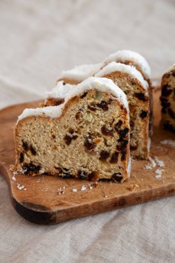 Ev yapımı Noel Çalıntı Ekmeği. Köy tahtasında, yan manzaralı. Yakın plan..