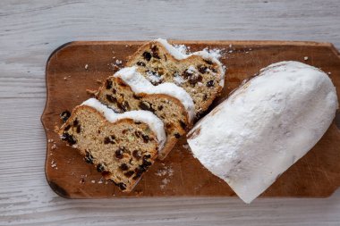 Ev yapımı Noel Çalıntı Ekmeği, ahşap bir tahtanın üzerinde, üst manzara. Dümdüz, tepeden, yukarıdan. 