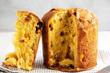 Ev yapımı İtalyan Panettone üzümlü ve Büyük Şekerli Meyveli, yan manzaralı. Yakın plan..