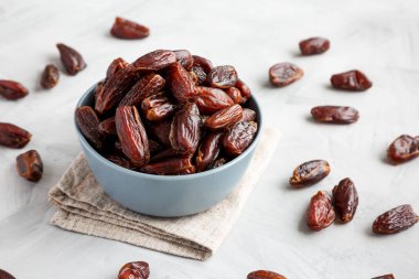 Bowl 'da Gri arkaplan ve düşük açı görünümlü Organik Tarihler.