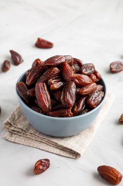 Bowl 'da Gri arkaplan ve düşük açı görünümlü Organik Tarihler.