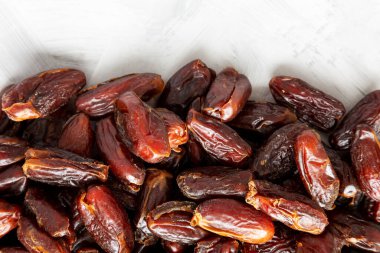 Gri arka planda Pitted Organik Tarihler, üst manzara. Dümdüz, tepeden, yukarıdan. Boşluğu kopyala.