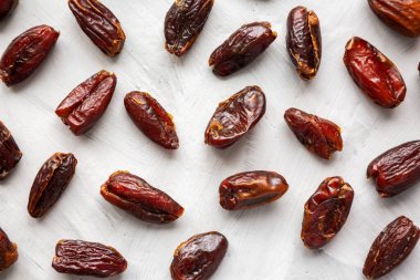 Gri arka planda Pitted Organik Tarihler, üst manzara. Dümdüz, tepeden, yukarıdan.