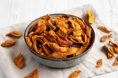 Lezzetli organik kurutulmuş mango meyvesi kasede, yan manzara..