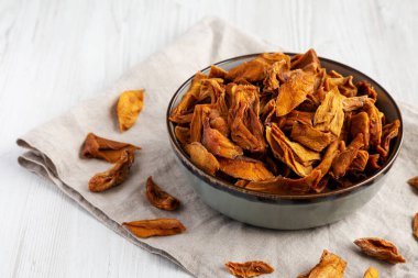 Lezzetli organik kurutulmuş mango meyvesi kasede, yan manzara.. 