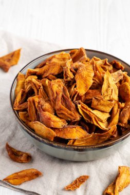 Lezzetli organik kurutulmuş mango meyvesi kasede, yan manzara. Boşluğu kopyala.