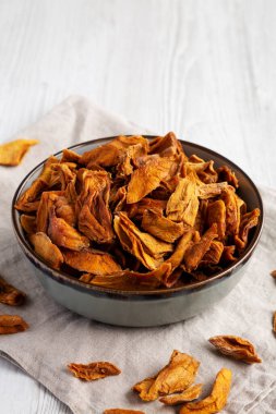 Lezzetli organik kurutulmuş mango meyvesi kasede, düşük açılı. Boşluğu kopyala.