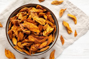 Lezzetli organik kurutulmuş mangolu meyve tabağı, en güzel manzara. Dümdüz, tepeden, yukarıdan.