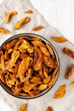 Lezzetli organik kurutulmuş mangolu meyve tabağı, en güzel manzara. Dümdüz, tepeden, yukarıdan. Boşluğu kopyala.