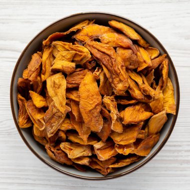 Lezzetli organik kurutulmuş mangolu meyve tabağı, en güzel manzara. Dümdüz, tepeden, yukarıdan. 