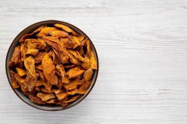 Lezzetli organik kurutulmuş mangolu meyve tabağı, en güzel manzara. Dümdüz, tepeden, yukarıdan. Boşluğu kopyala.