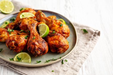 Tabakta limonlu ev yapımı ızgara tavuk, yan manzara. Metin için boşluk.