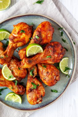 Tabakta limonlu ev yapımı ızgara tavuk, en iyi manzara. Dümdüz, tepeden, yukarıdan.