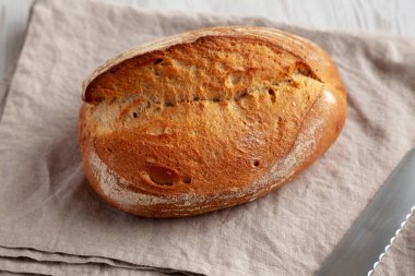 Ev yapımı Ekşi Ekmek, yan görünüm.